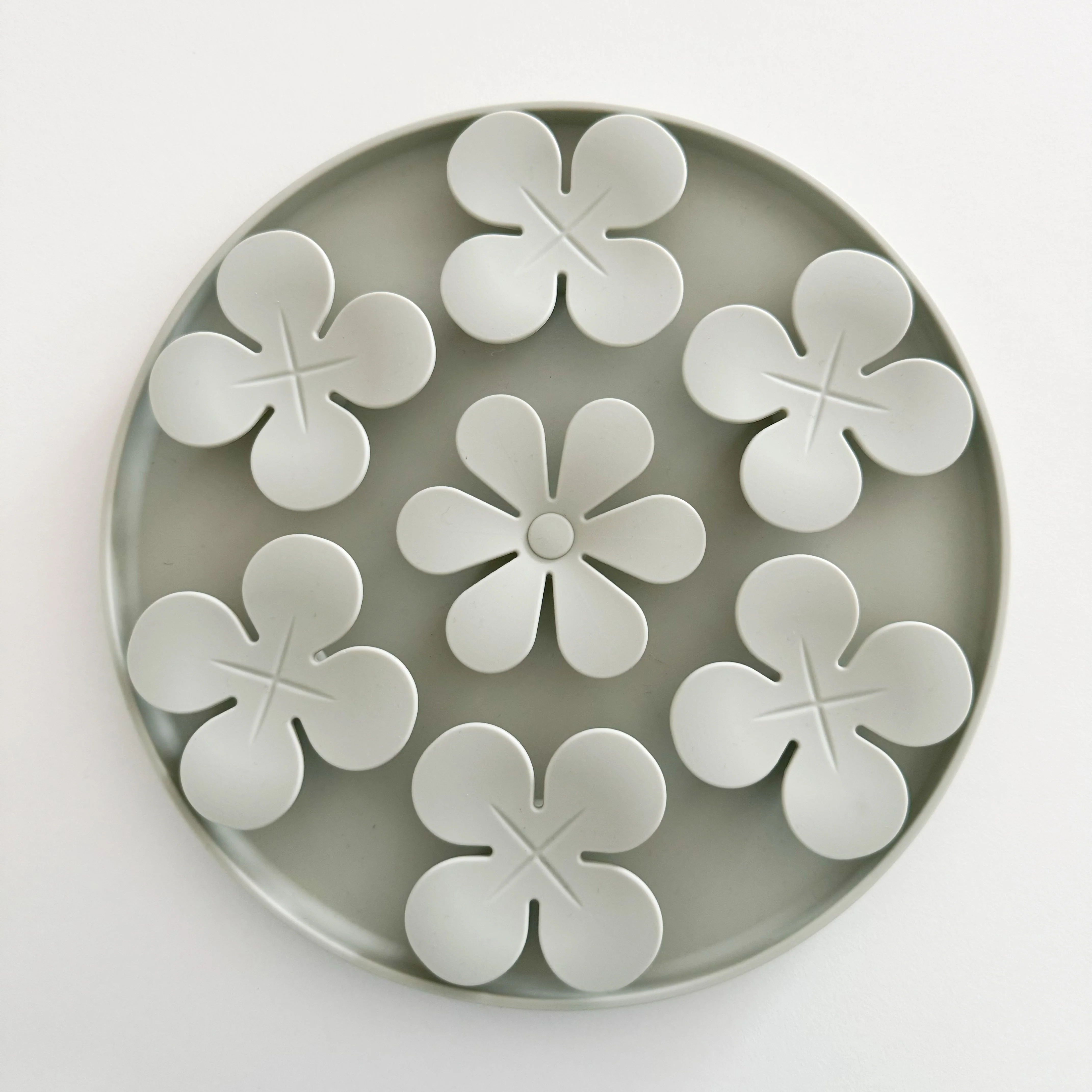 Furlou Snuffle Flower Dog Feeder Mat - Image 2